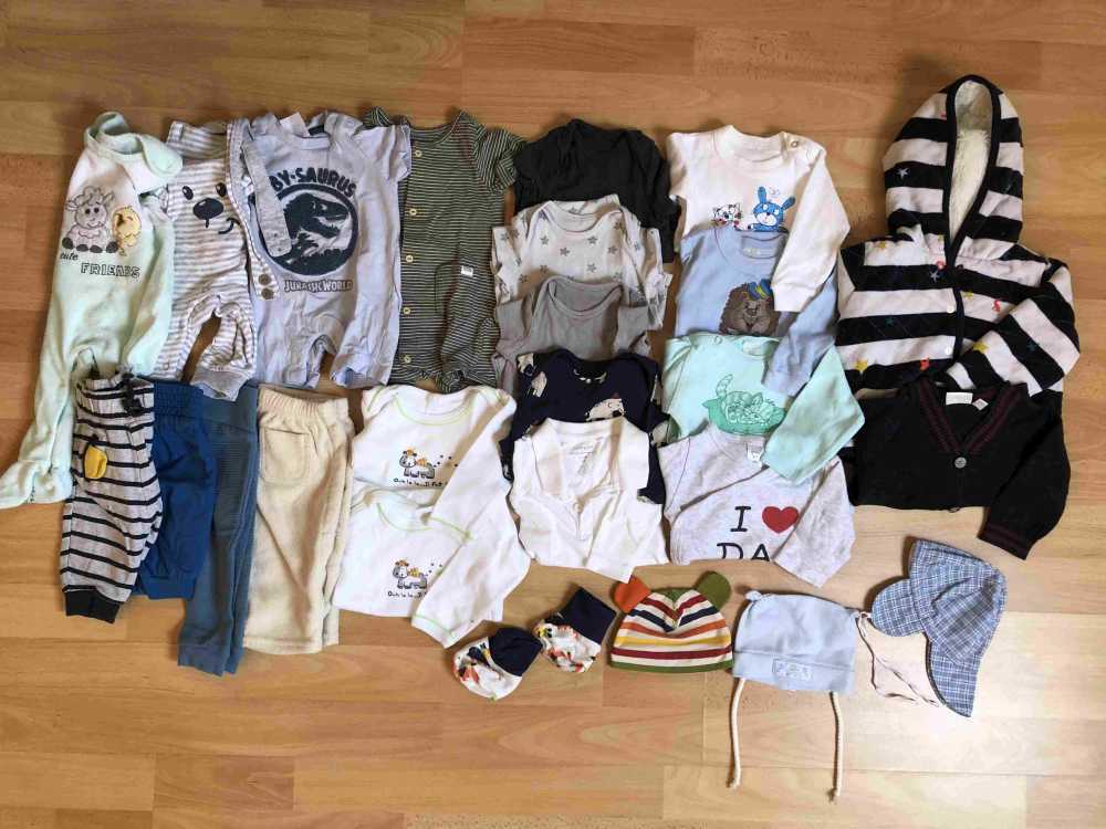 24 db-os kapszula 0-3 hós kisfiúknak. Ez a csomag zömében átmeneti darabokat tartalmaz kiegészítőkkel, de találsz benne pár nyári darabot is.