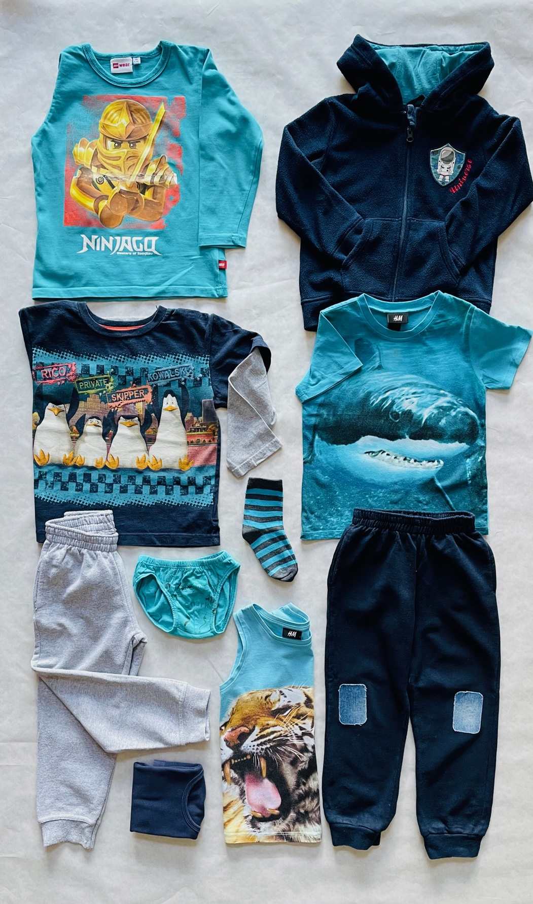 TÜRKIZ kapszularuhatár átmeneti vagy szezonfüggetlen szabadidős viseletre 104-110-es méretben. A szabadidő nadrág farmer térdfolttal meghosszabbítja a naci élettartamát :-)