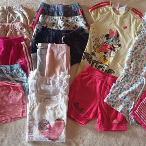 Vidám nyári színekben pompázó 16 db-os ruhatár 2-3 éves kislányra. A csomagban találsz 3 rövid ujjút, 1 overált, 1 ruhát, 2 leggingset és 9 rövid nadrágot. Méret: 92-98