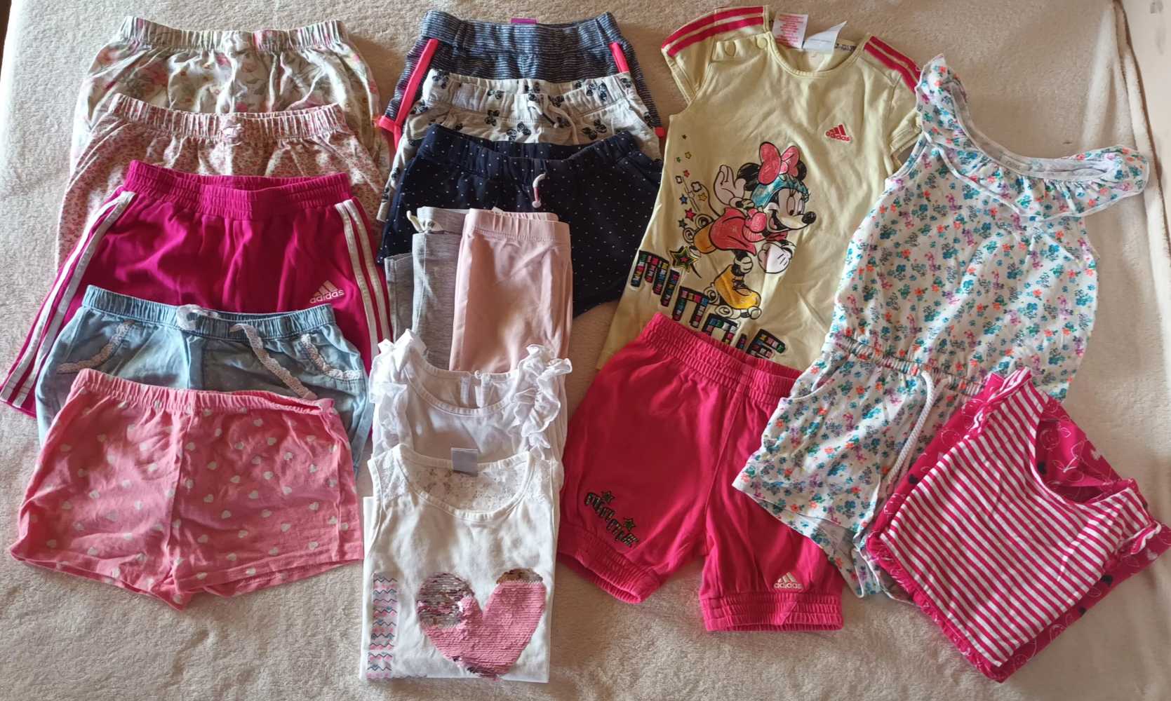 Vidám nyári színekben pompázó 16 db-os ruhatár 2-3 éves kislányra. A csomagban találsz 3 rövid ujjút, 1 overált, 1 ruhát, 2 leggingset és 9 rövid nadrágot. Méret: 92-98