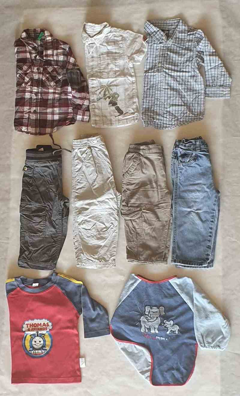 8 db-os otthoni játszós csomag pólókkal, nacikkal, ingekkel és egy etetős felsővel 1-1,5 éves kisfiúknak. Használatból eredő nyomokkal, elszíneződéssel. A hibákat befotóztuk.