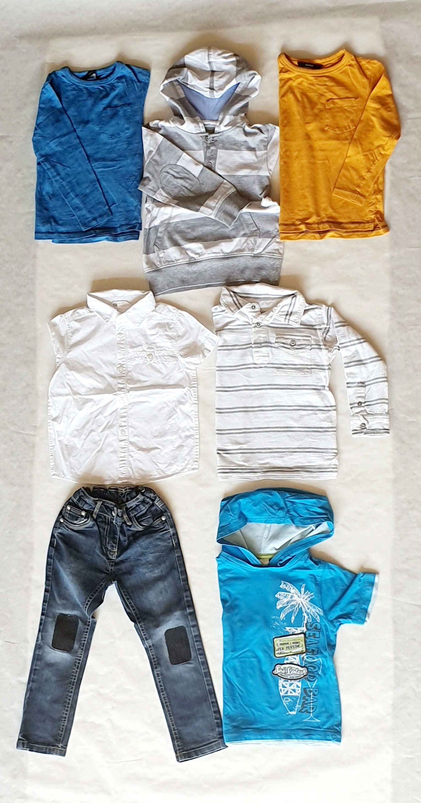 7 db-os vagány kis csomag 2-3 éves ovisokra, benne 1 térdén megerősített farmerrel, 1 pólóval, 1 rövid ujjú inggel és 4 hosszú ujjúval.