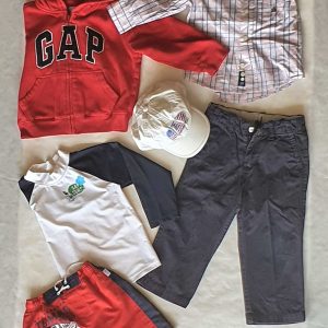 Ha szeretnél kisfiadnak egy stílusos, minőségi szettet és tetszik ez a szuper piros-kék-fehér kombináció, akkor ne habozz! Hétköznapian elegáns kollekció 2-3 éves kis srácoknak: hosszú nadrággal, inggel, kardival, baseball sapival és egy fürdős szettel.