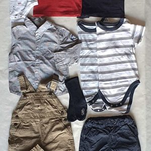 Egy igazán menő nyári szett 1,5-2 éves kispasiknak, minőségi márkákkal! (GAP, Mexx, Hilfiger, H&M, Old Navy stb.) A csomagban baseball sapit, 3 rövid ujjú bodyt, 2 rövid ujjú pólót, 1 hosszú ujjú inget, 2 rövid nacit, 1 pár zoknit és 1 fürdőnacit találsz .