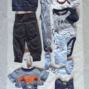 Praktikus, 16 db-os kapszulagardrób 1-1,5 éves kisfiúknak. Tartalma: 4 rövid ujjú body, 1 póló, 1 rövid nadrág, 1 pulcsi, 1 hosszú ujjú, 1 sapi, 1 nyári overál, zoknik, harisnyák. Méret: 80