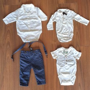 Szuper elegáns 4 db-os szett 2-4 hós gentlemeneknek, stílusos kantáros nacival, 1 inggel, 1 csokornyakkendős hosszú ujjú bodyval és egy csokornyakkendős, mellény dizájnú rövid ujjú bodyval. Keresztelőre is tökéletes választás! A felső mintha újak lennének!