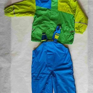 Praktikus, bélelt esőruhaszett 5-6 éves kisfiúkra. Használatból eredő nyomokkal, lásd fotók! Méret: 110-116