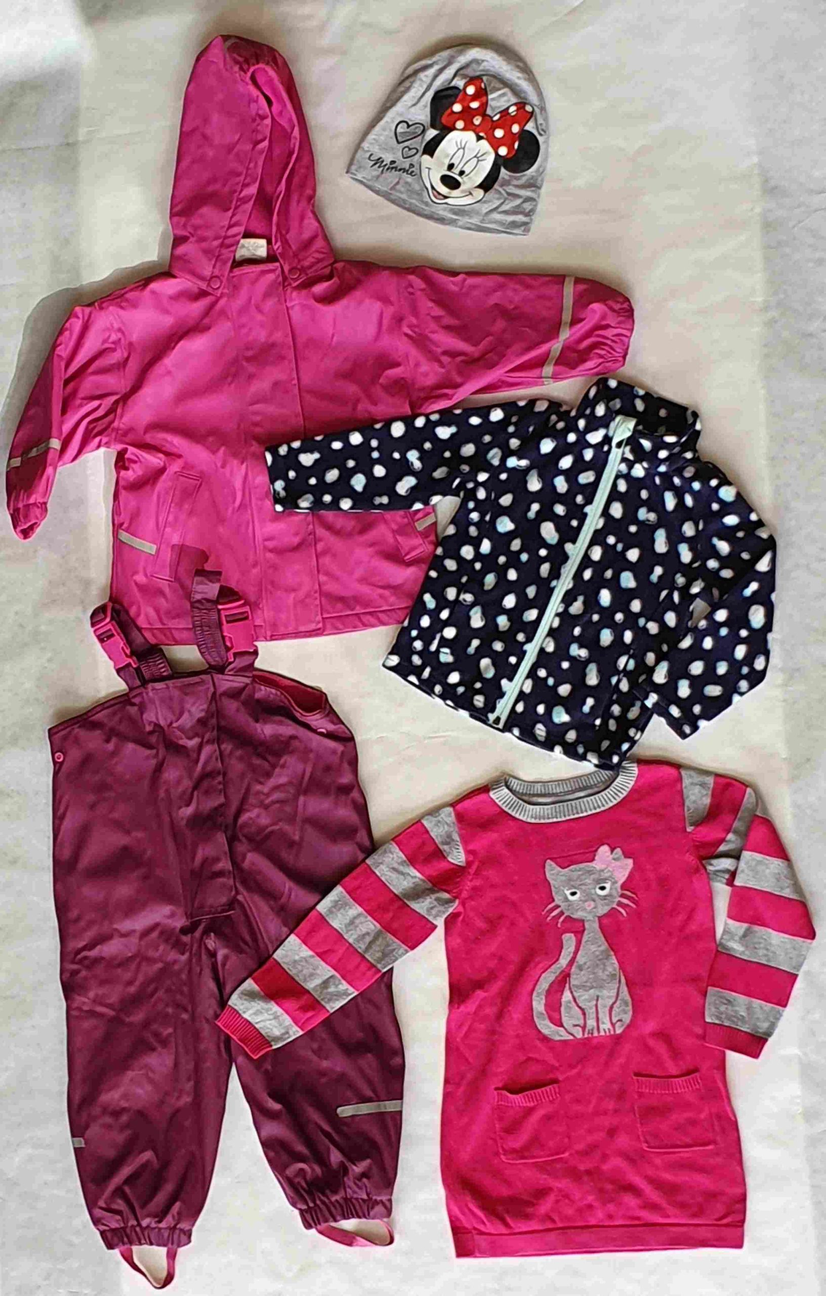 Praktikus, bélelt esőkabát és esőnadrág szettben, sapkával, polár kardigánnal és egy cuki kötött ruhácskával. Méret: 98-104 / 2-4 éves kislányoknak