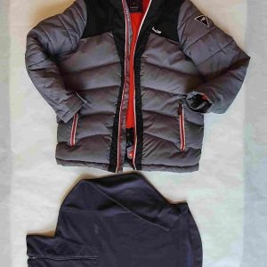 Ha a gyereked esik-kel a suliban, vagy egyszerűen csak sajnálod a kertbe ráadni a suliab menős szép kabátot, akkor ez a Wedze kabát tökéletes választás! Ha fiad aláveszi a polár pulcsit, már tuti nem fog fázni! Méret: 125-132 cm, 8 év