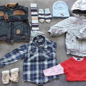 Praktikus csomag a mindennapokra! Benne: 1 vagány Next átmeneti kabát, 1 Mexx téli kabát (hibáját fotóztuk), 1 ing, 1 Ralph Laurent hosszú ujjú, 1 sapka-sál-kesztyű szett.