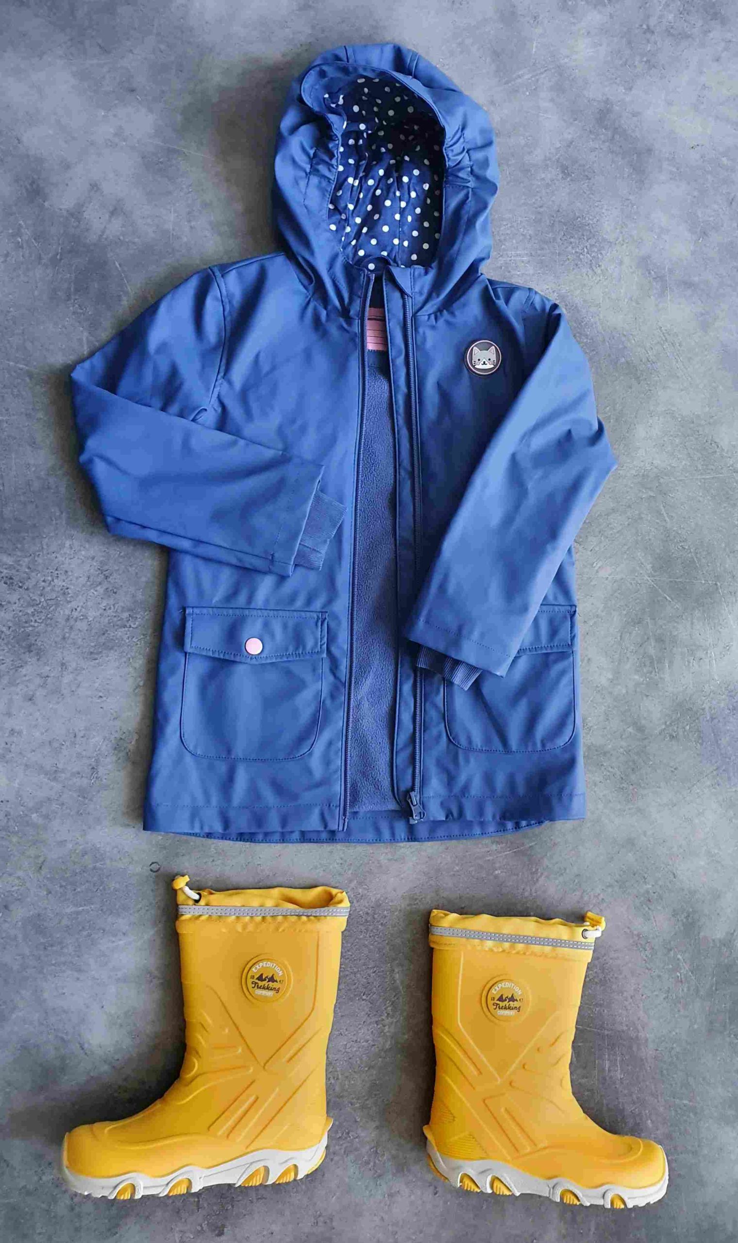 Szárazan az esős évszakban is! Esőkabát passzoló gumicsizmával 4-6 éves kislányoknak! Méret: 110-116, cipő: 30/31