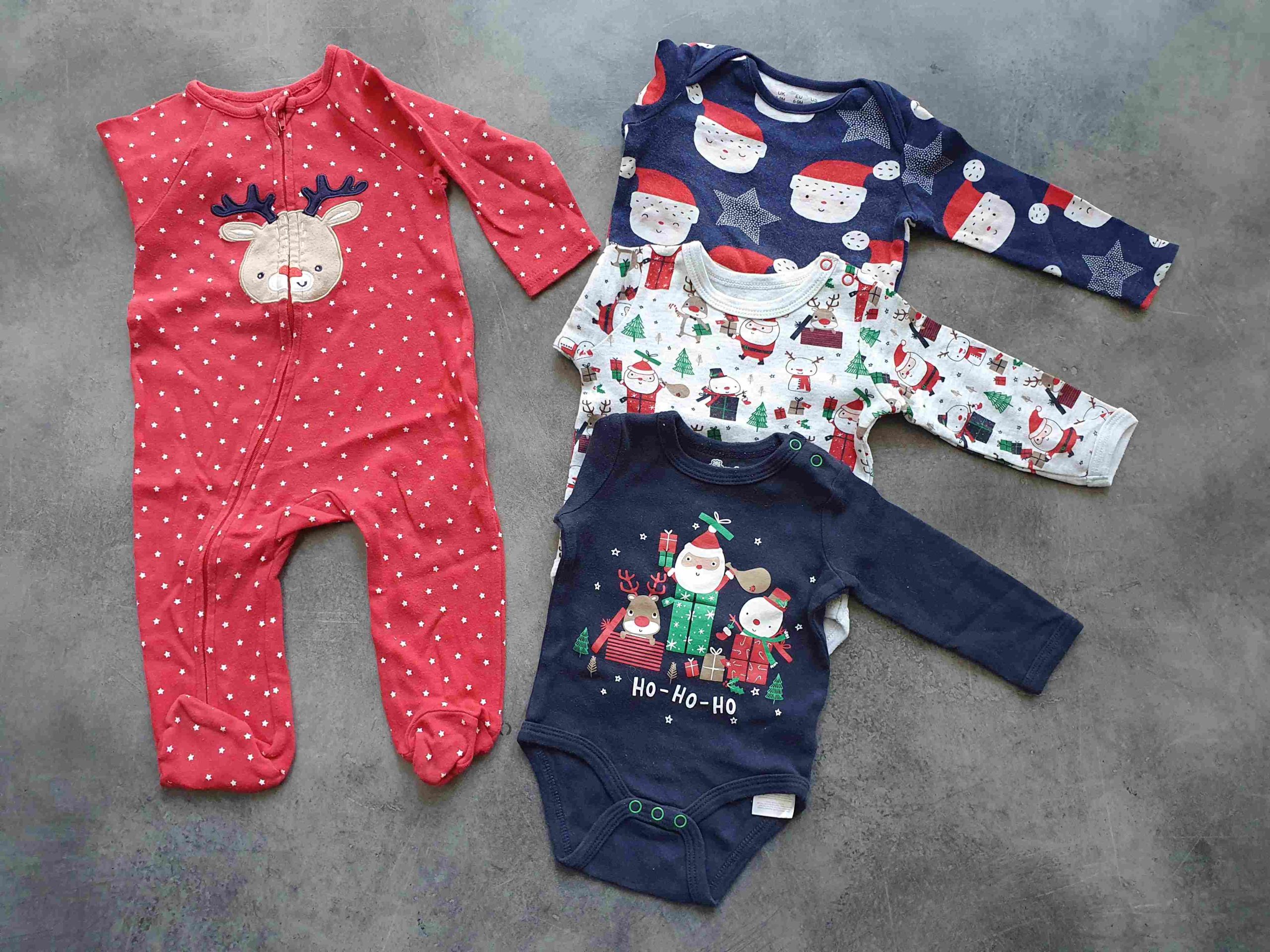 Hangolódj az ünnepekre! Öltöztesd gyermekedet ebbe a csuda klassz szettbe, mely 1 db rugit és 3 hosszú ujjú bodyt tartalmaz.