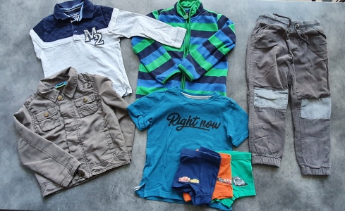 Átmeneti szezoncsomag 5-6 éves kisfiúknak átmeneti kabáttal, hosszú ujjúval, rövid ujjúval, szuper kényelmes és meleg Tchibo polár kardigánnal, 3 alsógatyával és egy vastagabb nadrág, térdén utólag megerősített anyaggal.