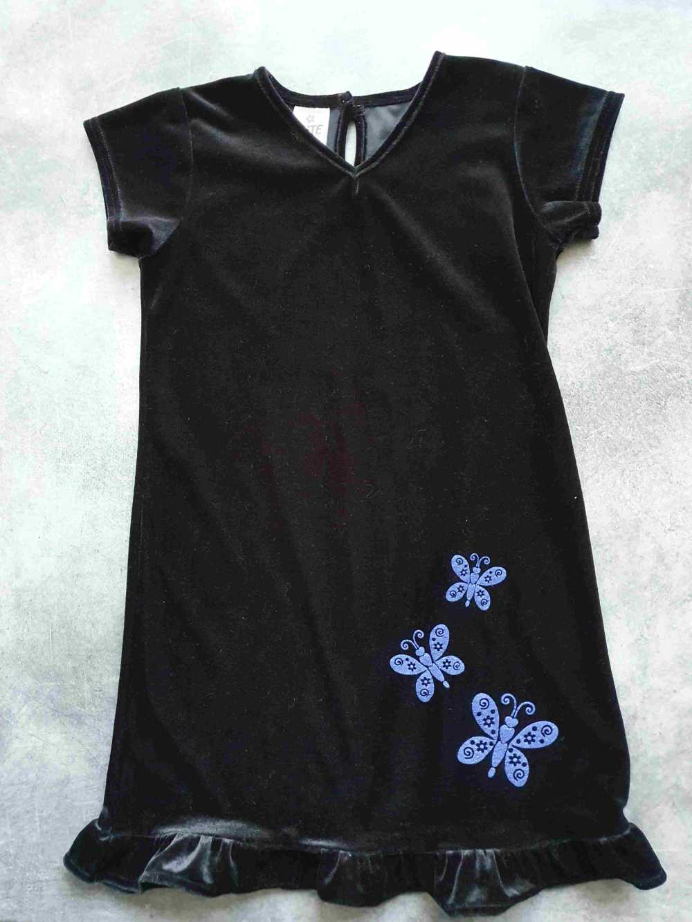 Bársony anyagú kényelmes ruha 8-9 éves kislányoknak.