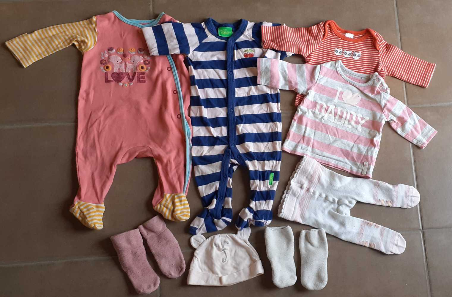 Egy cuki 56-62-es kis csomag 2 rugival, 2 hosszú ujjúval, 1 harisnyával, 1 sapival és 2 pár meleg zoknival.