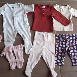 Egyszerű, de nagyszerű alapdarabokkal vár ez a praktikus csomag, amelyben 1 rugit, 2 hosszú ujjú, csinosabb felsőt, 2 kényelmes nacit, 1 hajpántot és egy passzoló fodros zoknit is találsz. Méret: 50-56 (0-3 hó)