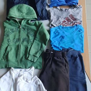 Egy praktikus játszós csomag 7-8 éves természetkedvelőnek, vagy sportolónak, használati nyomokkal! Benne 2 melegítőnacival, 2 kardigánnal, 2 pólóval, 2 hosszú ujjúval és 1 esőkabáttal. Méret: 128-134