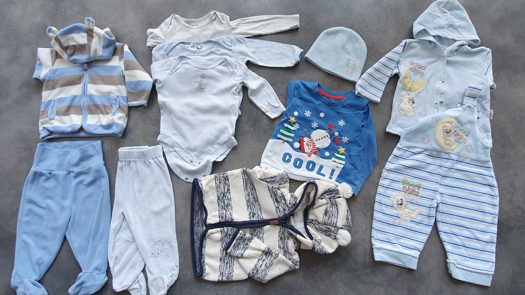 Szuper kis puha minikapszula 6-9 hós kisfiúknak, benne 3 nadrággal, 3 bodyval, 3 meleg kardival, 1 pulcsival és egy sapival. Méret: 68-74 (6-9 hó)