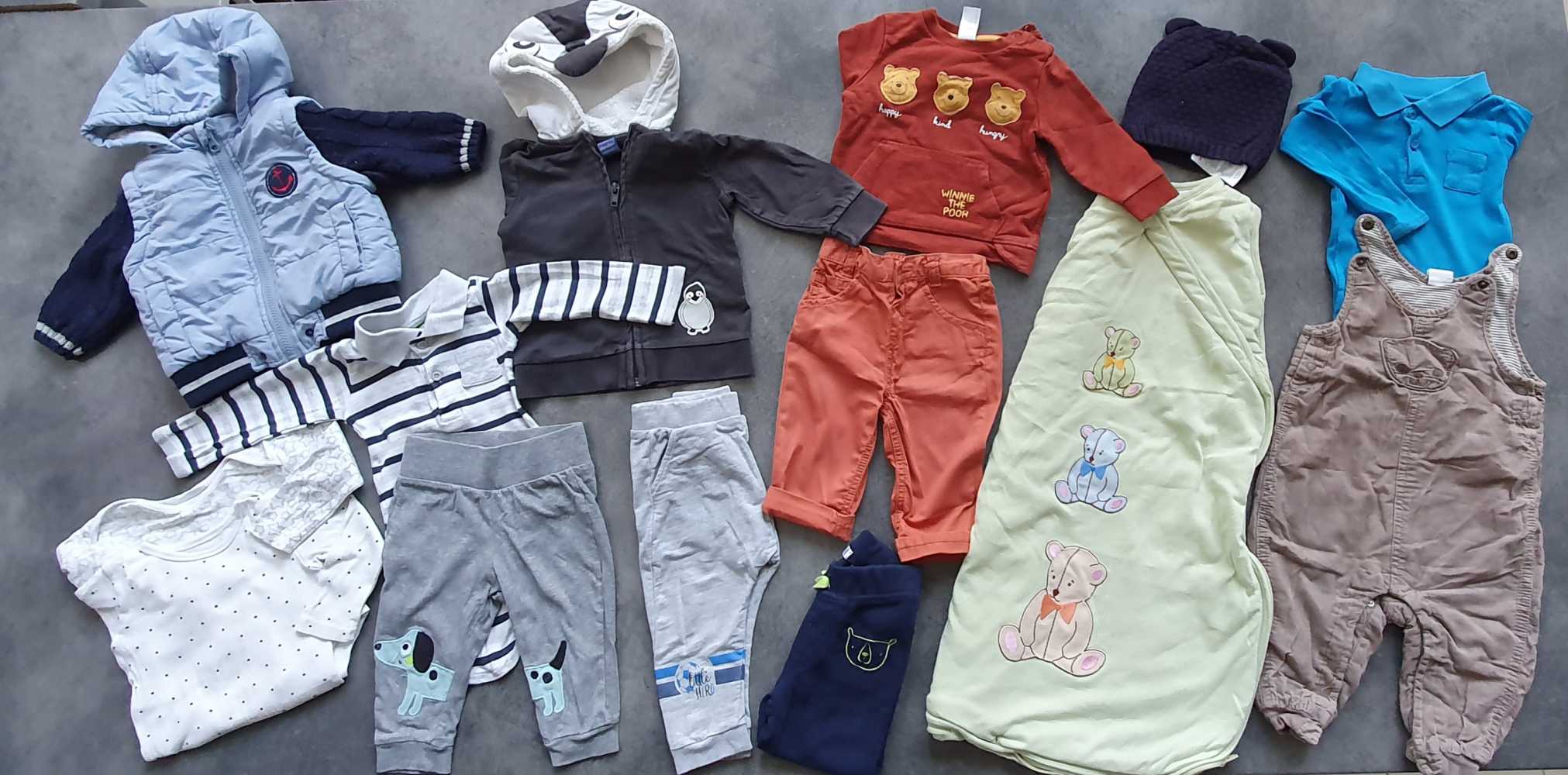 14 db-os ruhatár 6-9 hónapos kissrácoknak. Ebben a csomagban az a klassz, hogy nagyon változatos ruhadarabokat tartalmaz, a kényelmes otthoni darabokon kívül csinosabb alkalmakra is felöltöztetheted vele kisfiadat. A csomag tartalma: 3 melegítő naci, 1 kantáros kordszerű naci, 1 bélelt vászon naci, 4 body, 1 pulóver, 1 kardi, 1 kiskabát, 1 sapi és 1 cuki hálózsák. Méret: 68-74