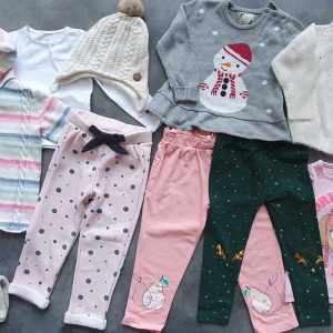 Szupercuki csomag 3 éves hercegnőnek különleges darabokkal, őszi, téli mintákkal; benne: 2 pulóver, 1 kardigán, 2 hosszú ujjú, 1 leggings, 2 csini melegítő naci, 2 sapka, 1 csősál. Hibát fotóztuk!