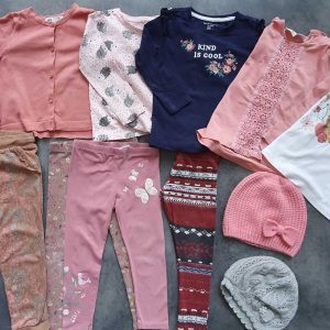 Különleges NUDE kollekció: 1 pamut ruhácska, 1 kardigán, 4 hosszú ujjú fölső, 3 leggings, 1 csinos, de kényelmes melegítő nadrág, 2 kötött sapi. Méret: 98 (3 év)