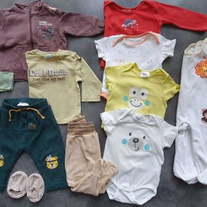 Dzsungel és vadállatok nemcsak a játékokban, hanem a ruhákon is! 14 db-os játszós csomag 2 kardival, 2 hosszú ujjúval, 4 rövid ujjú boyval, 3 melegítú nacival, 1 pár kocsicipővel, 1 rugdalózóval és egy meleg hálózsákkal. Méret: 68-74-80 (6-12 hó)