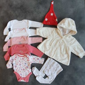 Igazi kislányos, jól kombinálható színű kis ruhatár 0-3 hós kislányoknak. A csomagban találsz 5 db hosszú ujjú bodyt, 1 kardit, 1 harisnyát és 1 cuki sapit. Méret: 50-56