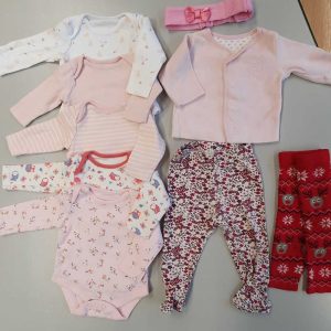 Praktikus mini kapszula 0-3 hós újszülötteknek, 5 hosszú ujjú bodyval, 2 nacival, 1 kardival és egy cuki hajpánttal. Méret: 50-56