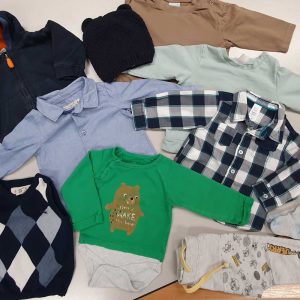 Elegáns és sportos darabokat is tartalmazó ruhatár kb. 6 hónapos kisfiúra. A csomagban vár rád 2 ing, 2 hosszú ujjú, 1 body, 1 mellény 1 melegítőnaci, 1 kardigán 1 sapi és 2 pár zokni. Méret: 68