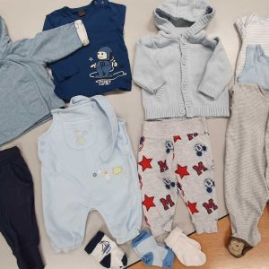 Stílusos mini kapszula ruhatár akár egy rövid kiruccanáshoz. Ezzel a csomaggal tutira nem fürödsz be, hisz minden alapdarabot tartalmaz: 1 rugit, 1 ujjatlan bodyt, 1 hosszú ujjú bodyt, 1 hosszú ujjút, 1 kardit, 1 vékony kiskabátot, 1 macinacit, 1 kényelmes elegánsabb nacit, 1 kantáros nacit és 3 pár zoknit. Méret: 62 (3 hó)