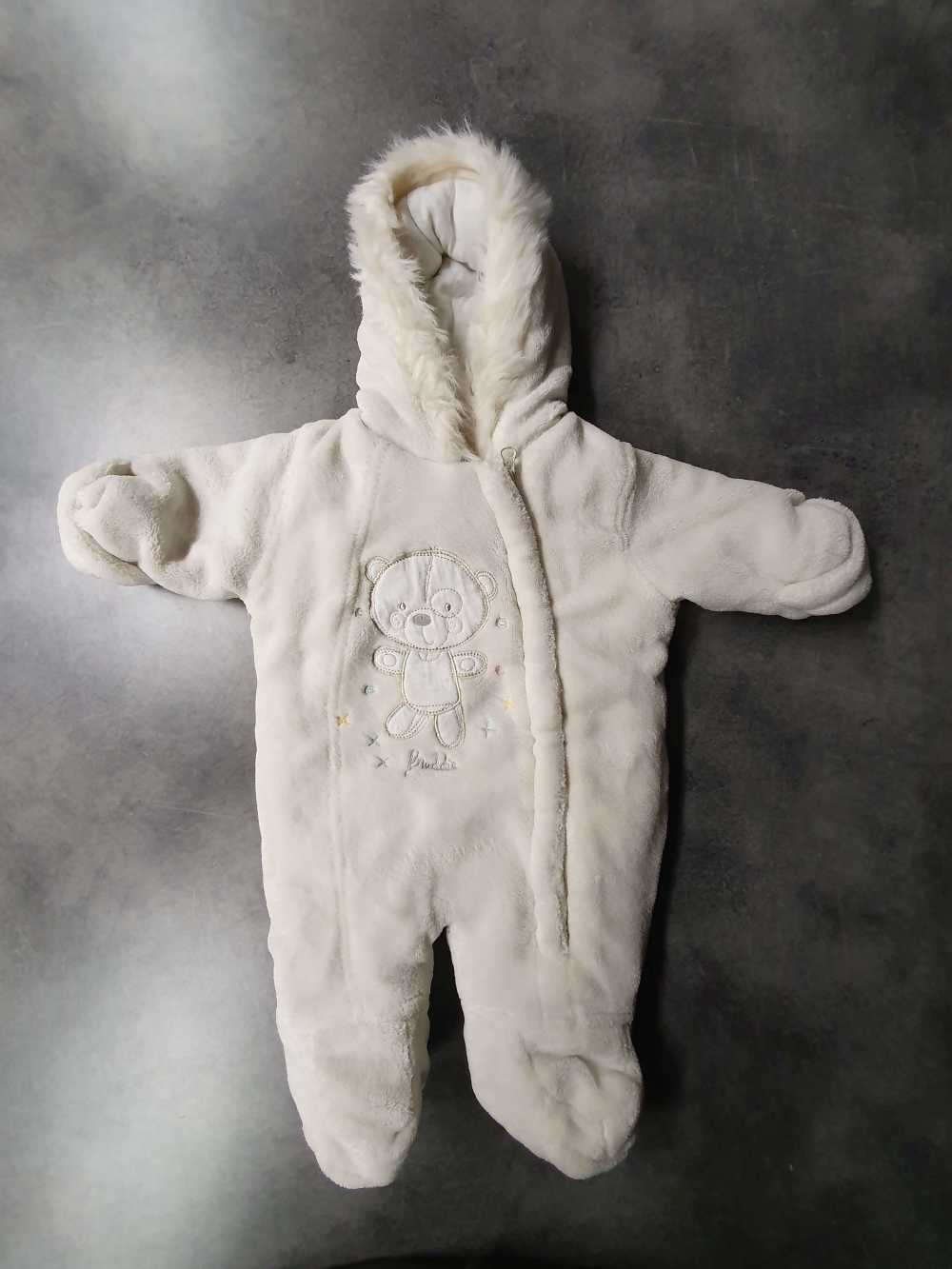 Cuki macis, pihe-puha plüss overál újszülötteknek, 50-56-os méretben.