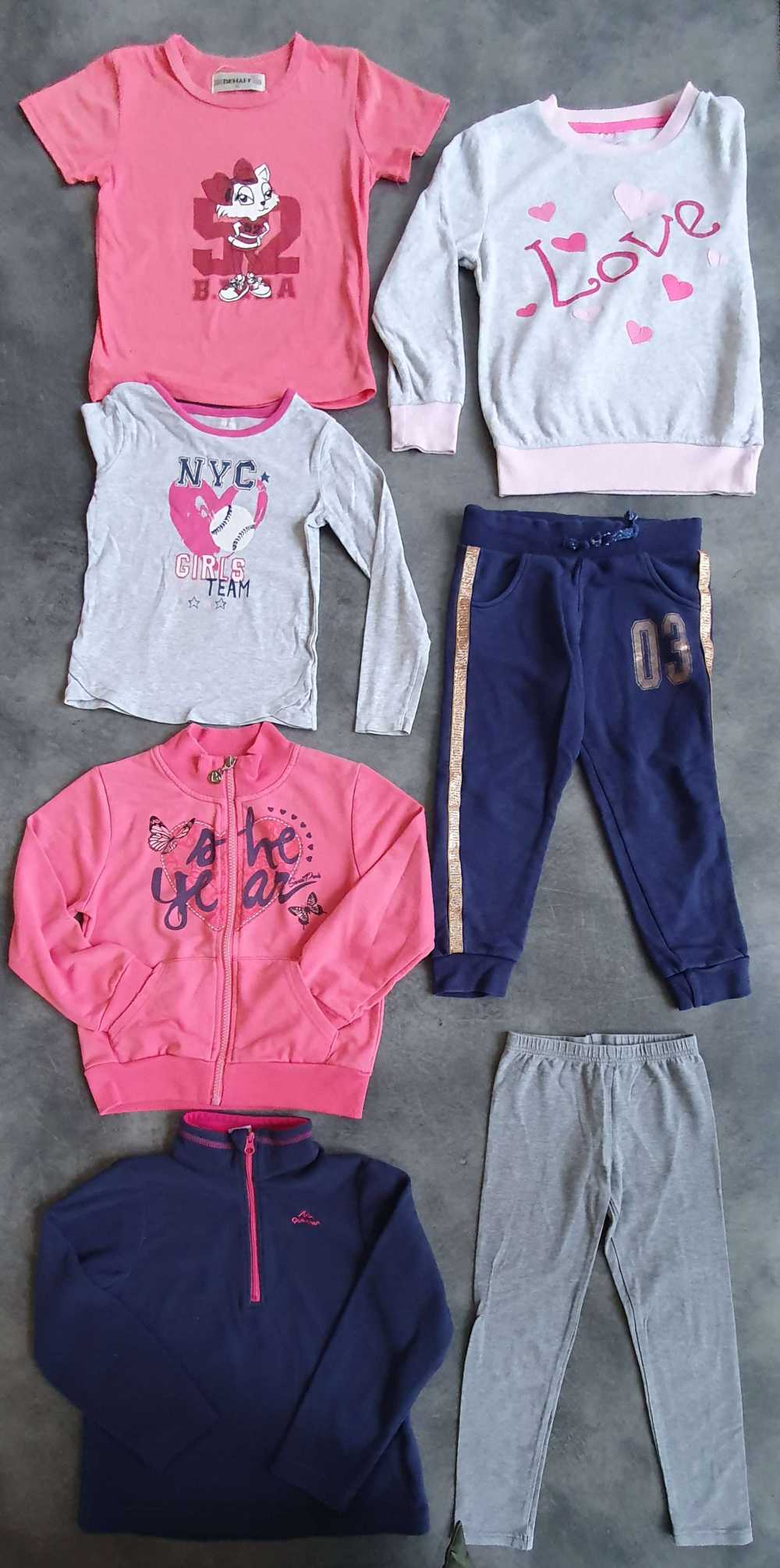 Ezzel a szettel kislányod még játék közben is stílus lesz, hisz a rózsaszín-kék-szürke színű holmik szuperül passzolnak egymáshoz! Méret: 98-104 (3-4 év)