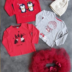 Zabálnivaló tüll szoknya és színben passzoló 2 hosszú ujjú és 1 polár pulcsi, kiegészítőként pedig egy sapi. Méret: 110-116 (5-6 év)