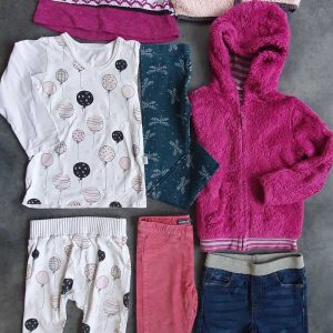 PINK-KÉK ruhatár meleg átmeneti, vagy téli időszakra. A pakk tartalma: 1 pulcsiruha, 2 szőrös kardi, 1 stílusos, extra jó anyagú pizsi szett, 1 farmer, 1 leggings, és 1 sztreccses bársonyos leggings-naci. Méret: 110 (5 év)