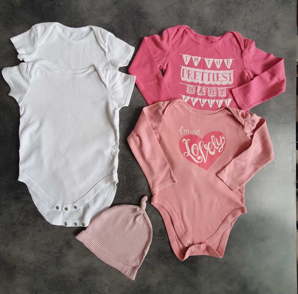 Egy klassz és kényelmes basic csomag az alapdarabokkal: 2 rövid ujjú, 2 hoszú ujjú body, 1 sapi, 2-3 évesre (Méret: 92-98)