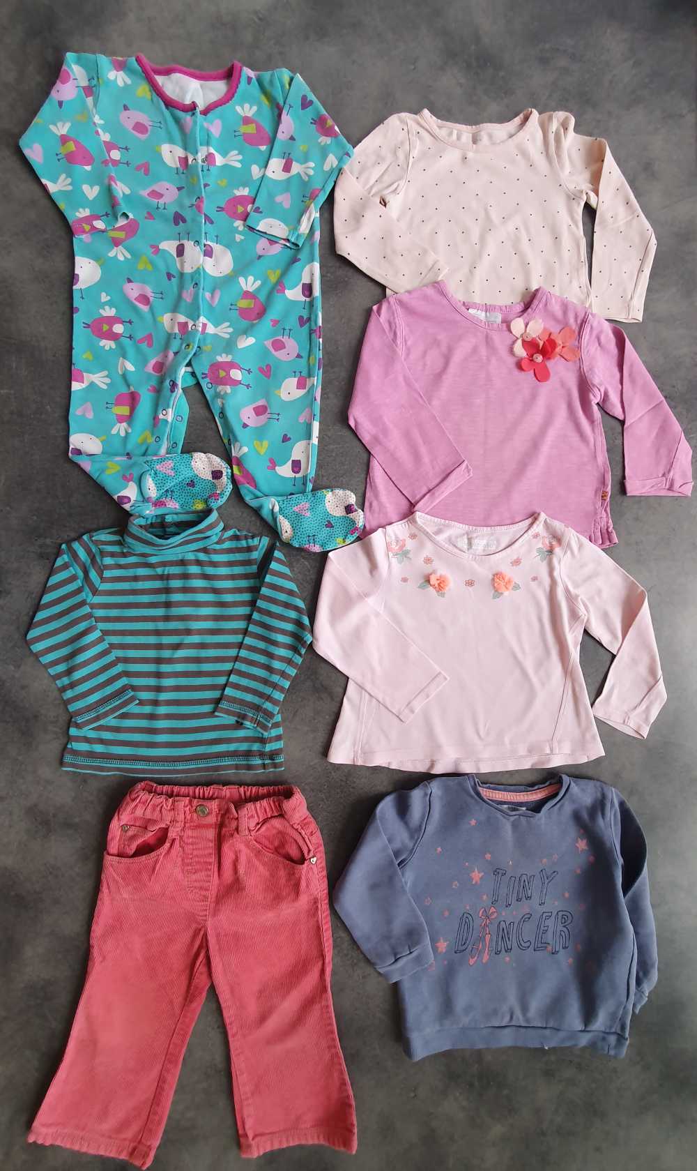 12-18 hónapos kislányoknak összeállított hétköznapi, de csinos szett, színben harmonizáló darabokkal: 1 S.Oliver kord nacival, 1 rugival, 1 pulcsival és 4 db csinosabb felsővel. Méret: 80-86