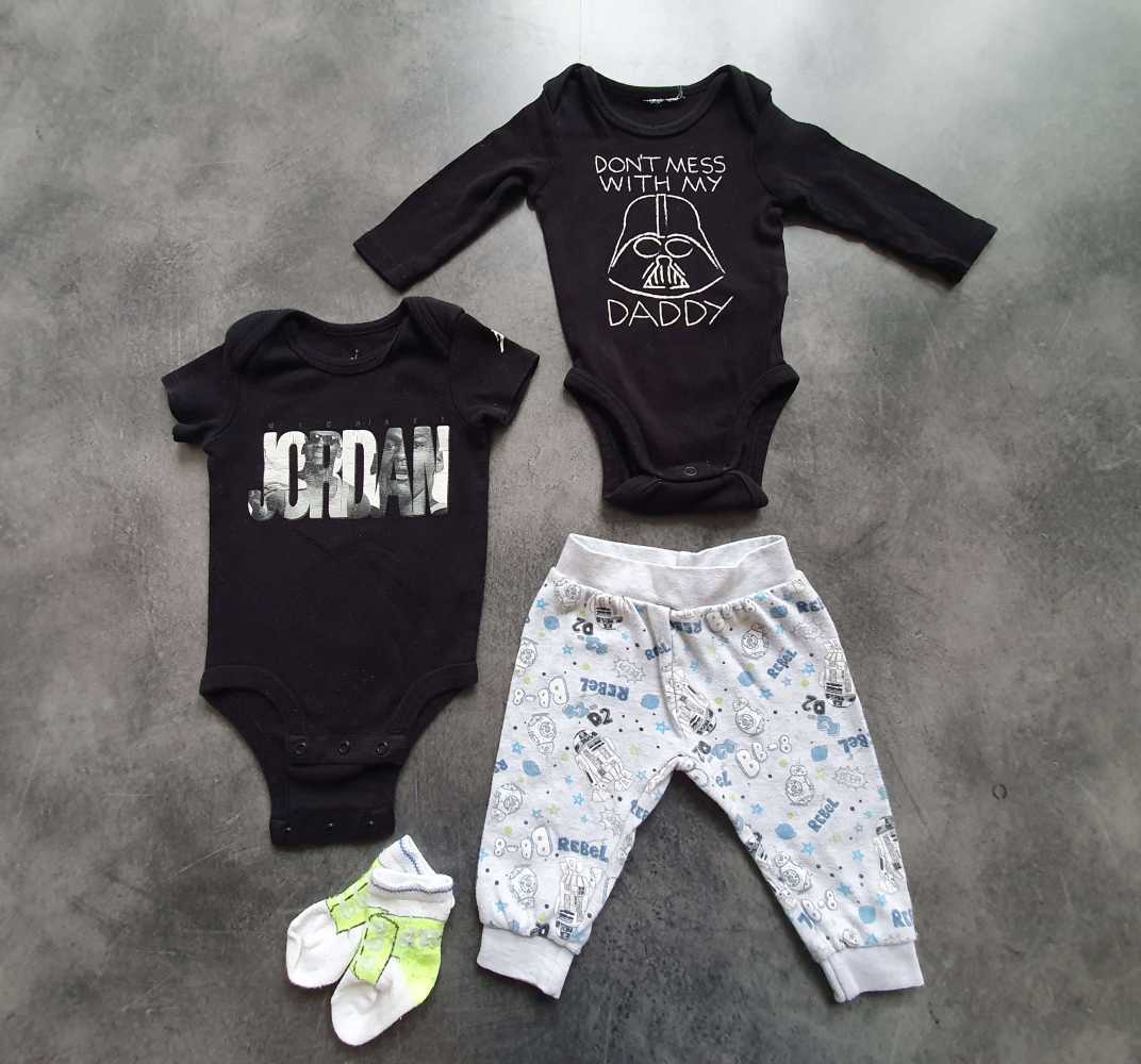 Ezekbe a cuccokba lehet, hogy az Apa is szívesebben öltözteti majd pici fiát! ;) Méret: 62 (3 hó)