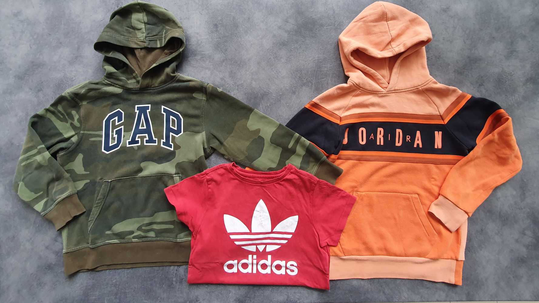 Két igazán menő kapucnis pulóver és egy póló prémium márkákkal 9-11 éves sportos fiúknak. Használatból eredő nyomokkal, lásd fotón! Méret: 140-152