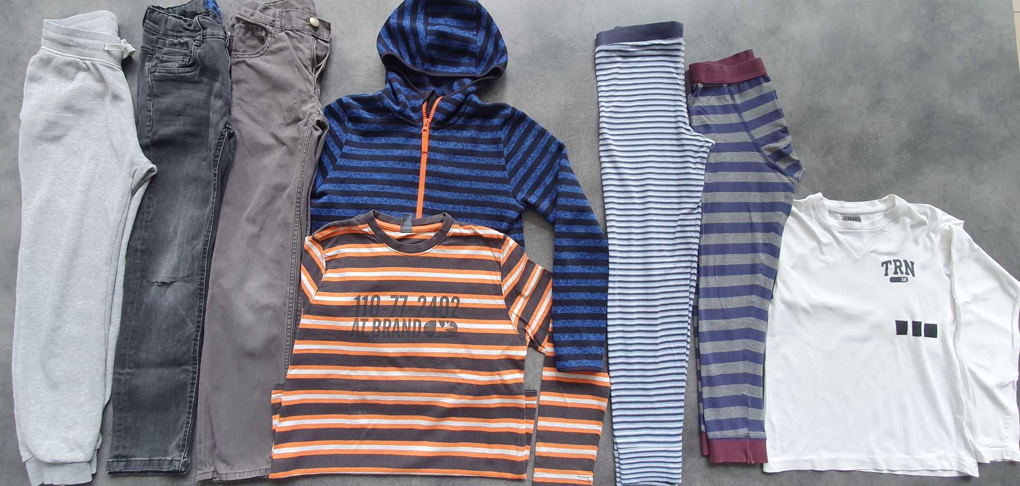 Kényelmes szabadidős csomag 9-10 éveseknek, pizsikkel, melegítőnacival, kardival, hosszú ujjúval, farmerekkel (egyik térdén szaggatott!) Méret: 134-140