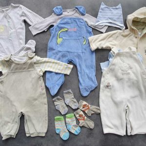 Vigyél színt a szürke hétköznapokba! Ebben a csomagban 1 bélelt kord nadrág, 5 hosszú ujjú, 1 átlapolós body, 1 sapi és 1 pár mamusz várja 6-9 hós gazdiját! ;)