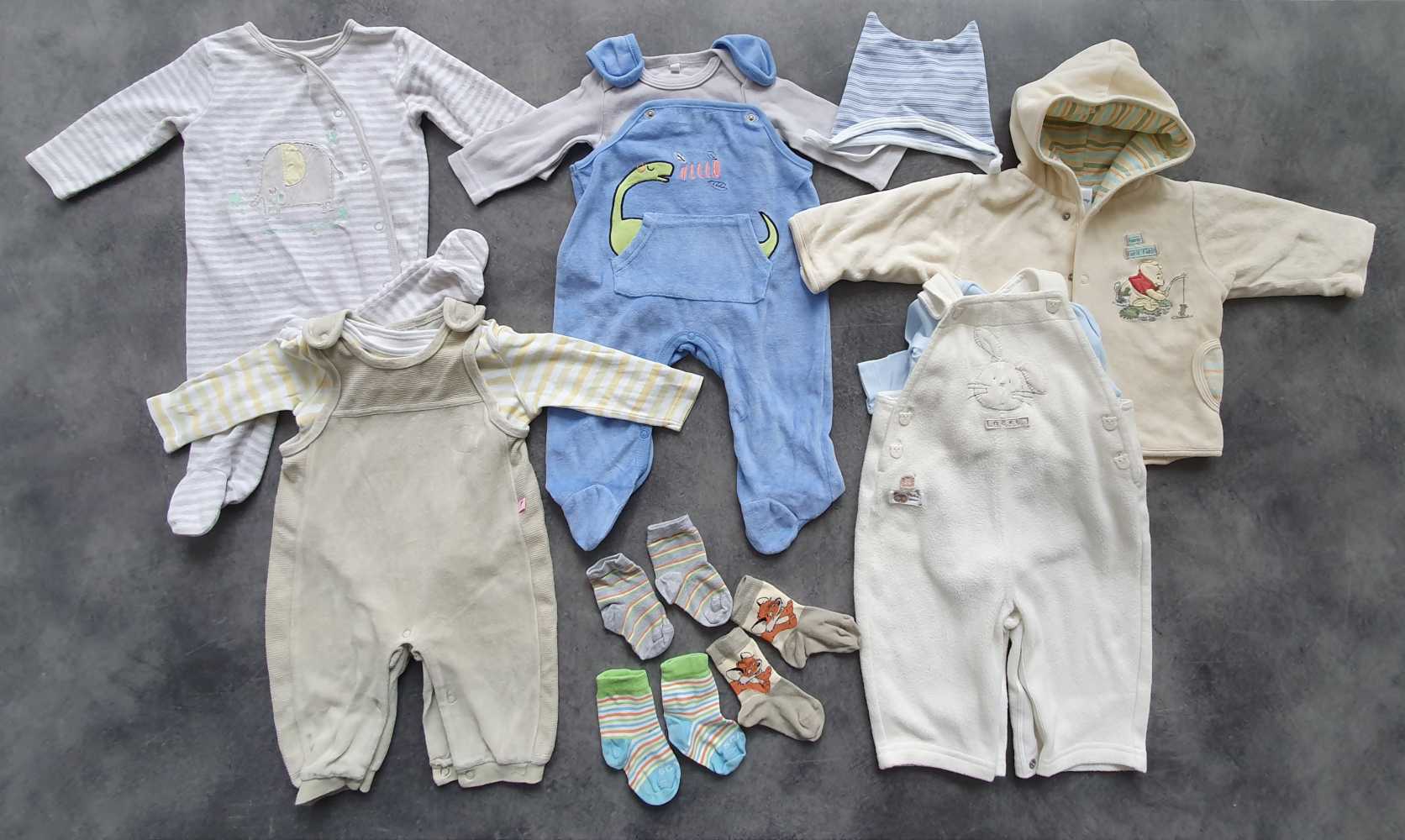 Ezekben a pihe-puha ruhácskákban biztosan jól érzi majd magát kisfiad! A csomagban találsz 2 rugit, 2 kantáros nacit, 3 h. ujjú bodyt, 1 kardit, 1 sapit és 3 pár zoknit ajándékba.