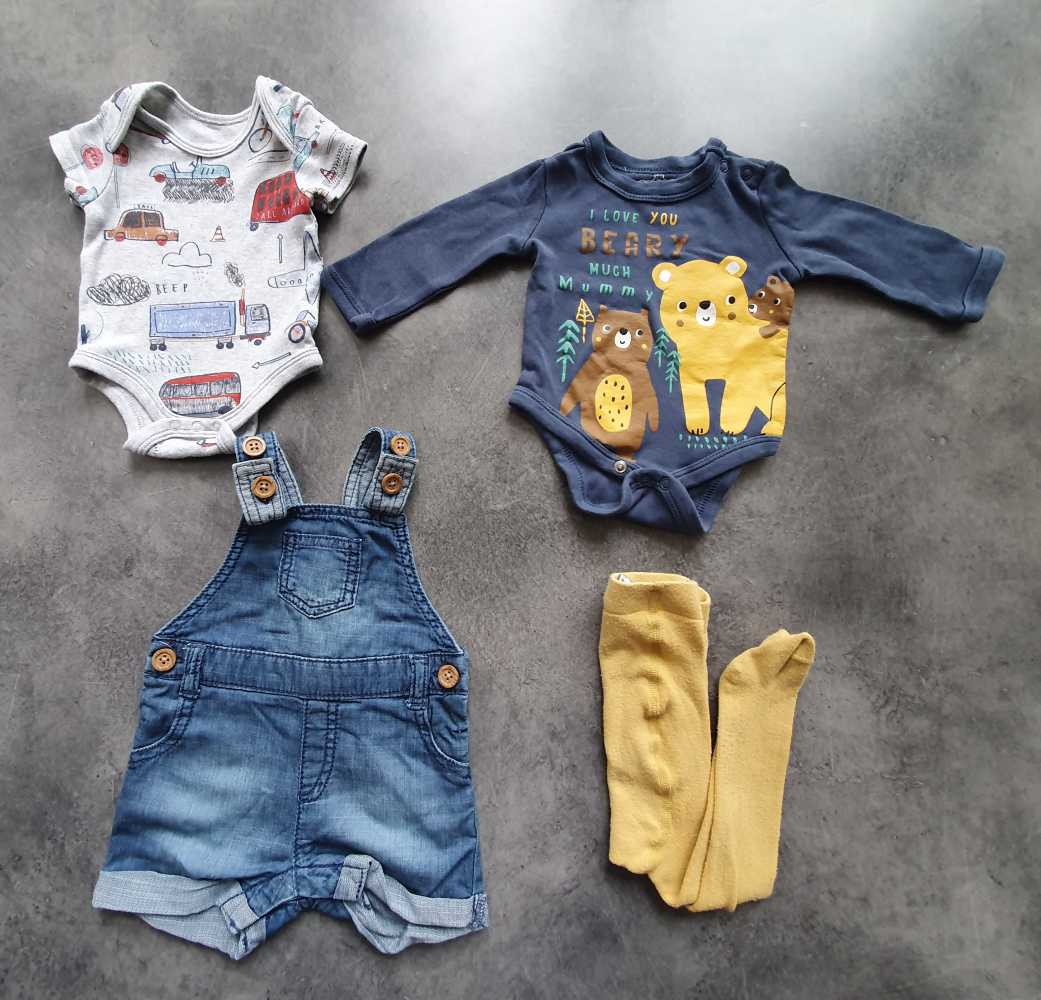 Zabálni való szuper stílusos szett újszülötteknek: egy Mamas&Papas bodyval, H&M kantáros rövid nacival és harisnyával, valamint egy So Cute bodyval.