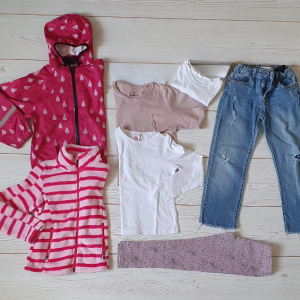 Csajos átmeneti kollekció 1 trendi tépett farmerrel, 1 leggings-szel, 2 hosszú ujjúval, 1 rövid ujjúval, 1 meleg pulcsival és 1 cuki széldzsekivel. Méret: 122-128