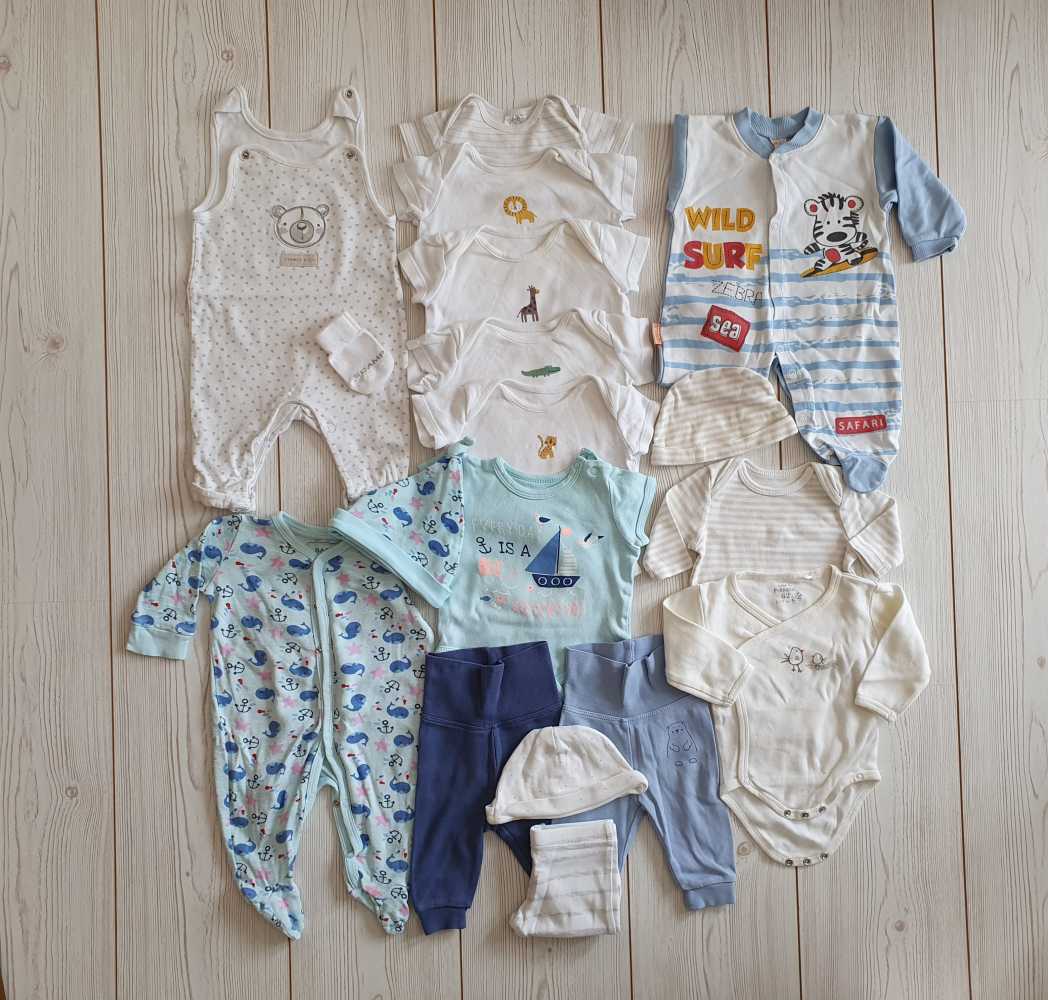 Ebben a mini kapszulában megtalálod a legszükségesebb darabokat nyári, átmeneti időszakra: bodyk, rugik, kiegészítők, és kényelmes passzés nacik, melyek nem szorítják babád pociját. 0-3 hónapos kisfiúknak.