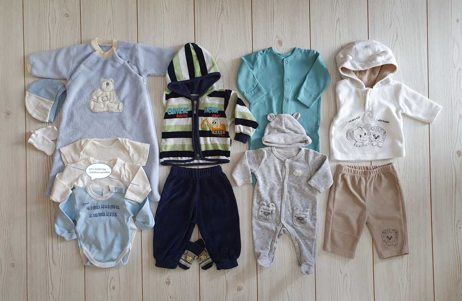 14 db-os babaruhatár a hideg napokra! A csomagban vár Rád 1 hálózsák, 2 sapi, 1 kesztyű, 1 polár melegítőnaci pulcsival, 1 hosszú ujjú body, 2 rövid ujjú body, 2 rugdalózó, és 1 pár zokni.