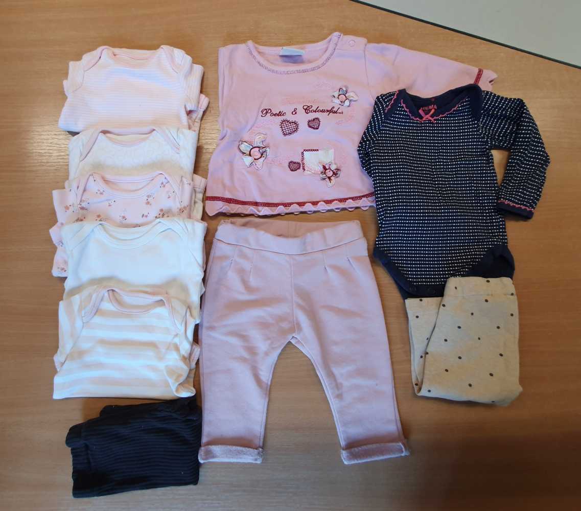 10 db-os alapszett, mely a babáknak kényelmes viseletet biztosít. 0-3 hós kislányoknak, 50-56 méretben.