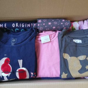 Komplett ruhacsomag 3-4 éves kislányoknak átmeneti és nyári időszakra, 98/104-es méretű ruhákkal. Normál+ minőségű csomag, pár prémium márkás darabbal. (Gap, NutMeg, Next)