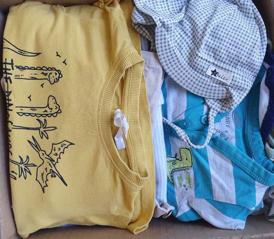 Komplett ruhacsomag 3-6 hónapos kisfiúknak főként átmeneti időszakra, de a csomagban találsz nyári darabokat is. Normál, normál+ minőségű csomag, 62/68-as méretű ruhákkal.