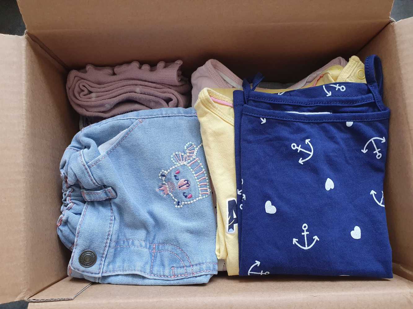 Komplett ruhacsomag 2-3 éves kislánynak átmeneti és nyári időszakra, 92/98-as méretű ruhákkal. Normál minőségű csomag.