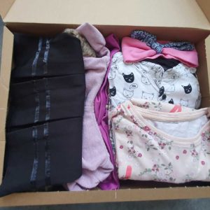 Komplett ruhacsomag 7-8 éves kislánynak átmeneti és szezonfüggetlen időszakra, 122/128-as méretű ruhákkal. Normál minőségű csomag.